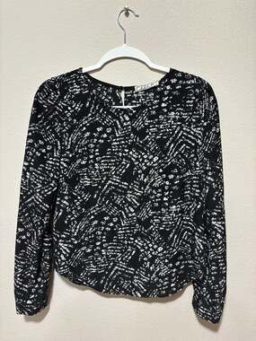 Chloe K Black and White Geometric Print Long Sleeve Blouse Size S